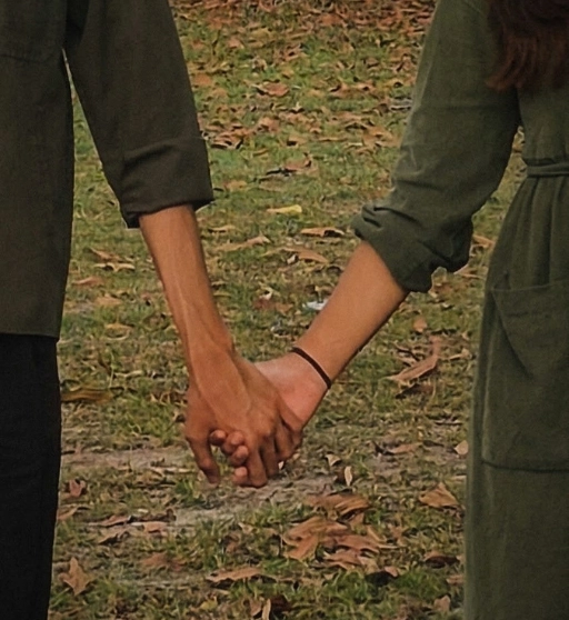 Olav dan Oliv berpegangan tangan